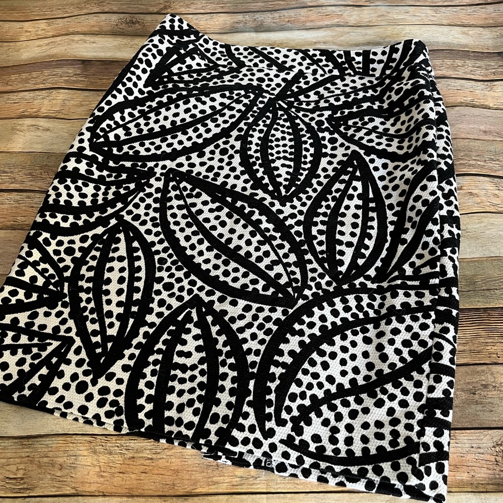 Ann Taylor Factory Black & White Polka Dot Leaf Print Pencil Skirt Size 8